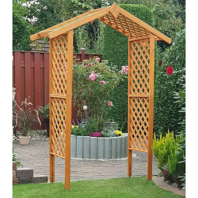 Promadino Rosenbogen - 167 x 53 x 219 cm, Honig, Holz - Eine hölzerne Gartenlaube steht inmitten eines grünen Gartens, umgeben von Blumen und Pflanzen, die eine idyllische Atmosphäre schaffen.