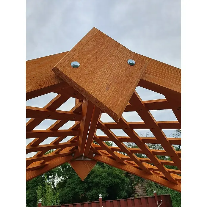 Promadino Rosenbogen - 167 x 53 x 219 cm, Honig, Holz - Detailaufnahme eines Holzpavillons mit quadratischer Dachkonstruktion, verbunden mit Metallbolzen, vor einem bewölkten Himmel.