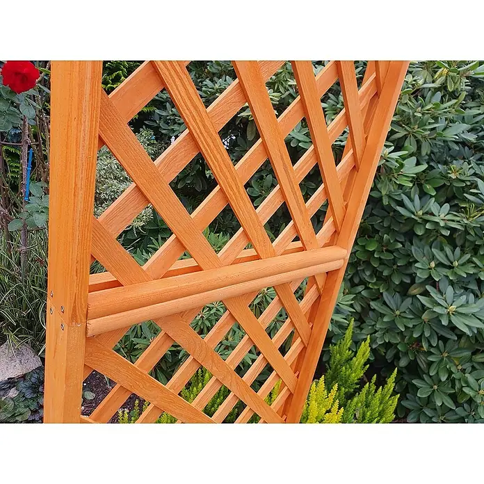 Promadino Rosenbogen - 167 x 53 x 219 cm, Honig, Holz - Nahaufnahme einer hölzernen Gartenlaube mit filigranem Gittermuster, ideal als Rankhilfe für Pflanzen und zur Gartengestaltung.