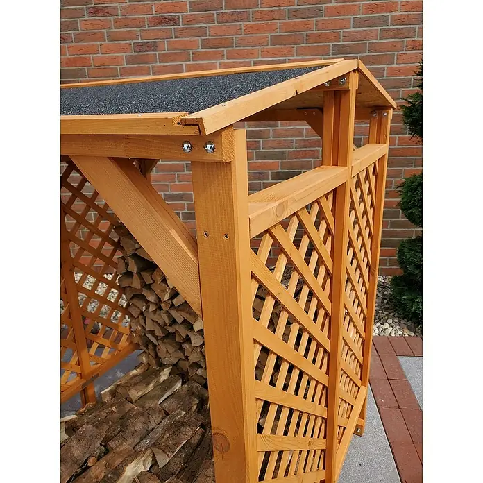 Promadino Kaminholzregal - 120 x 118 x 148 cm, Holz, Braun - Nahaufnahme eines Holzregals mit Holzscheiten. Das Holzregal ist aus hellem Holz gefertigt und hat ein schwarzes Dach.