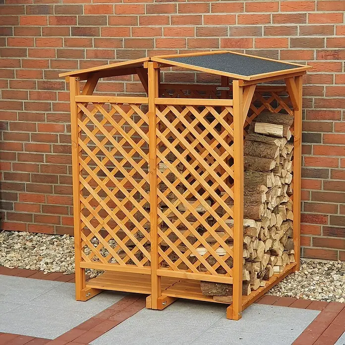 Promadino Kaminholzregal - 120 x 118 x 148 cm, Holz, Braun - Holzregal aus hellem Holz mit einem schwarzen Dach, teilweise mit Holz gefüllt. Das Regal steht vor einer Ziegelwand und Kies.