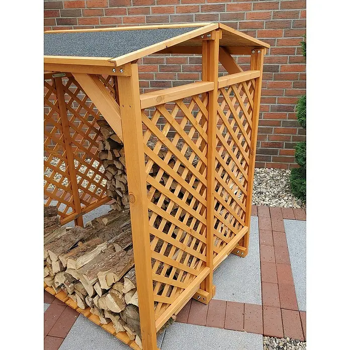 Promadino Kaminholzregal - 120 x 118 x 148 cm, Holz, Braun - Ein Holzregal aus hellem Holz steht auf einer Terrasse, gefüllt mit Brennholz, vor einer Backsteinmauer.