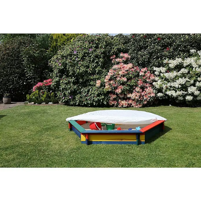 Promadino 6-Eck-Sandkasten Fynja173 x 148 x 21 cm, Kiefer, Bunt - Bunter Sandkasten mit Abdeckung und Spielzeug im Garten, umgeben von üppigen Büschen und Blumen für sommerlichen Spielspaß im Freien.