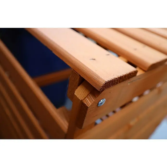Promadino Mülltonnenbox Variov -  - Detailaufnahme einer Holzgartenbank mit Lattenrost, die die handwerkliche Verarbeitung und die natürliche Holzmaserung hervorhebt.