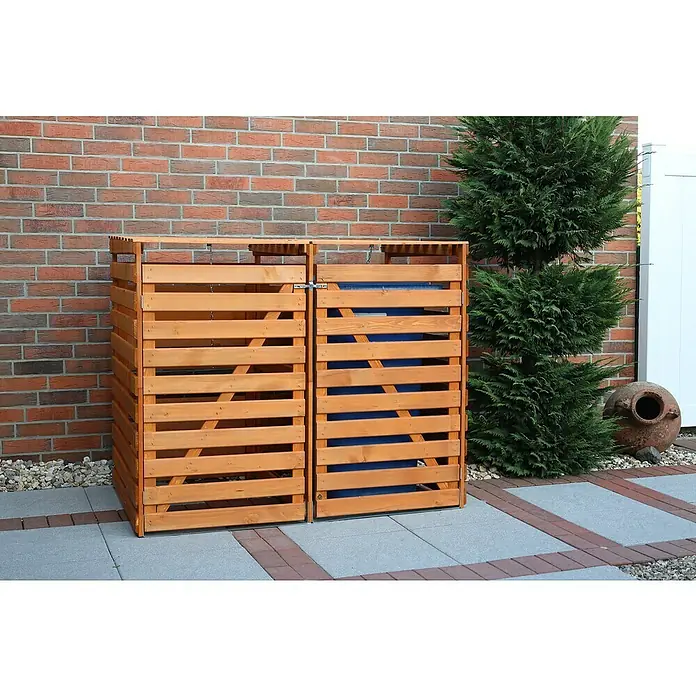 Promadino Mülltonnenbox Variov -  - Zwei hölzerne Mülltonnenboxen mit Lattenstruktur vor einer Ziegelmauer, die Mülltonnen verbergen und gleichzeitig das Erscheinungsbild aufwerten.
