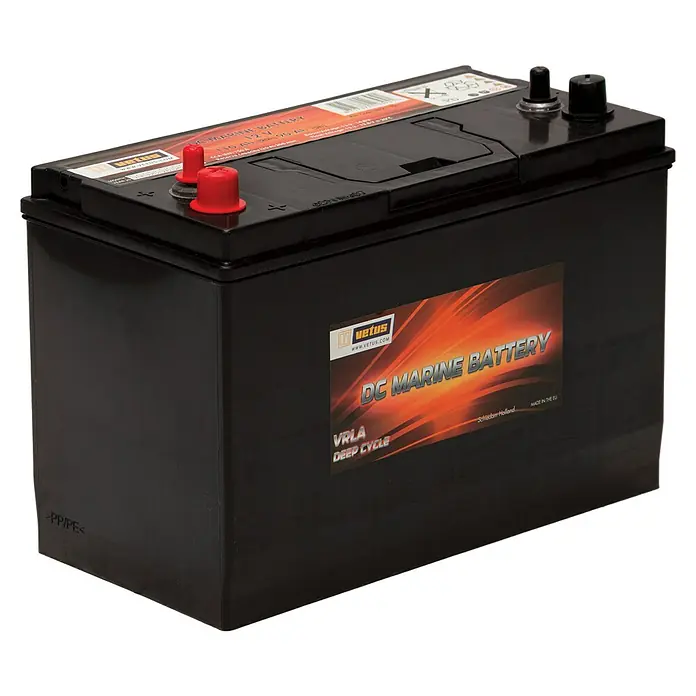 Vetus Bootsbatterie VEDC110TC - 110 Ah, 12 V - Hier ist eine 12V Vetus DC Marine Batterie, eine VRLA Deep Cycle Batterie, ideal für Schiffe und Boote, die zuverlässige Energie benötigen.