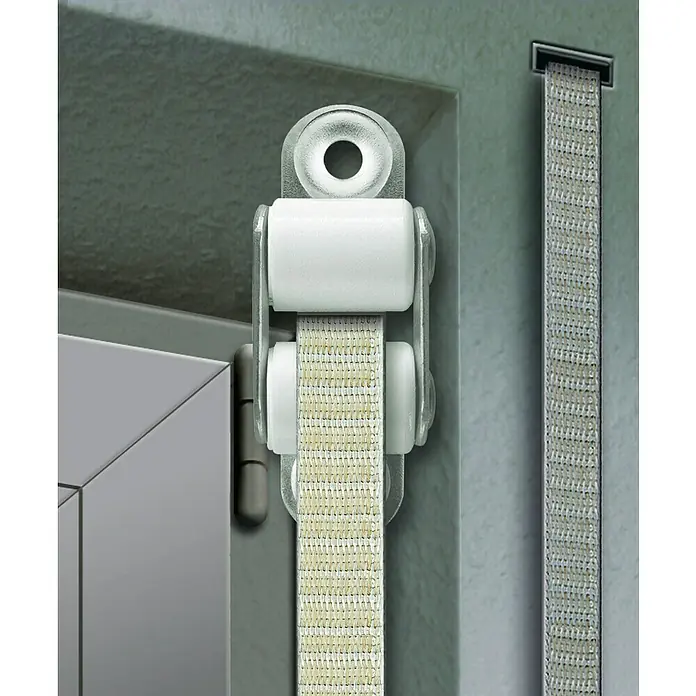 Schellenberg Guía para correa Standard Mini - Apto para: Mini sistemas de persianas enrollables, Anchura de la correa: 14 mm, Blanco - Primer plano de una guía de correa de persiana blanca con cinta que pasa por una abertura en la pared.