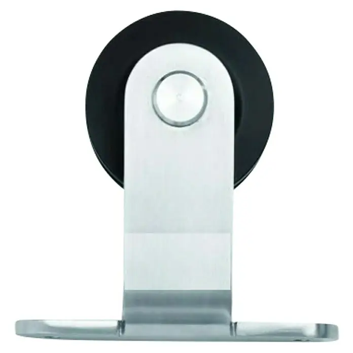 Herraje para puertas correderas de madera - Acero, Cromo - Primer plano de un moderno herraje plateado para puertas correderas con una rueda negra, ideal para interiores contemporáneos y soluciones que ahorran espacio.