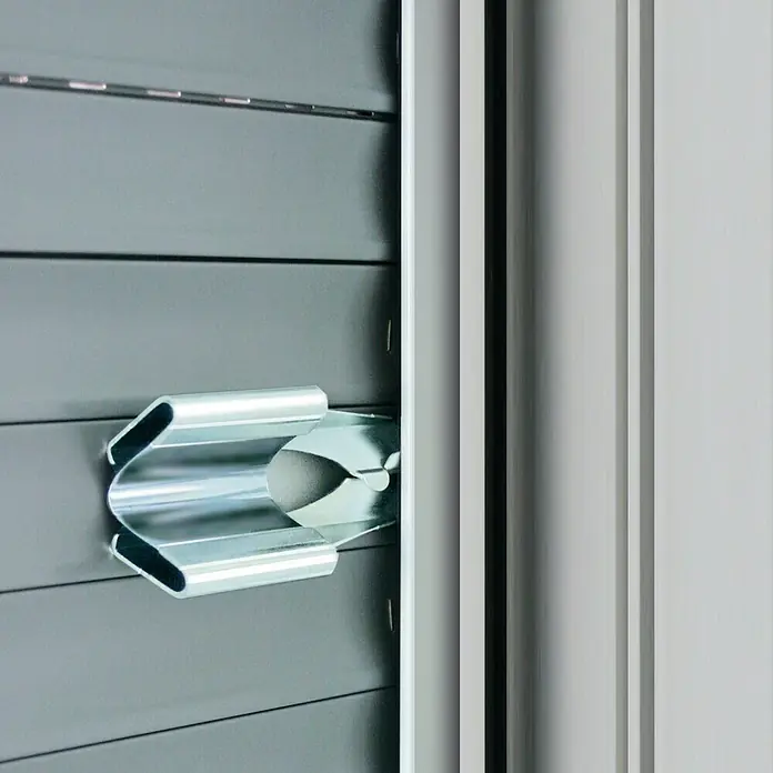 Schellenberg Protección antirrobo para persianas - 2 ud., Acero, Zincado - Primer plano de una persiana enrollable con un soporte plateado. La imagen muestra detalles de la construcción y diseño.