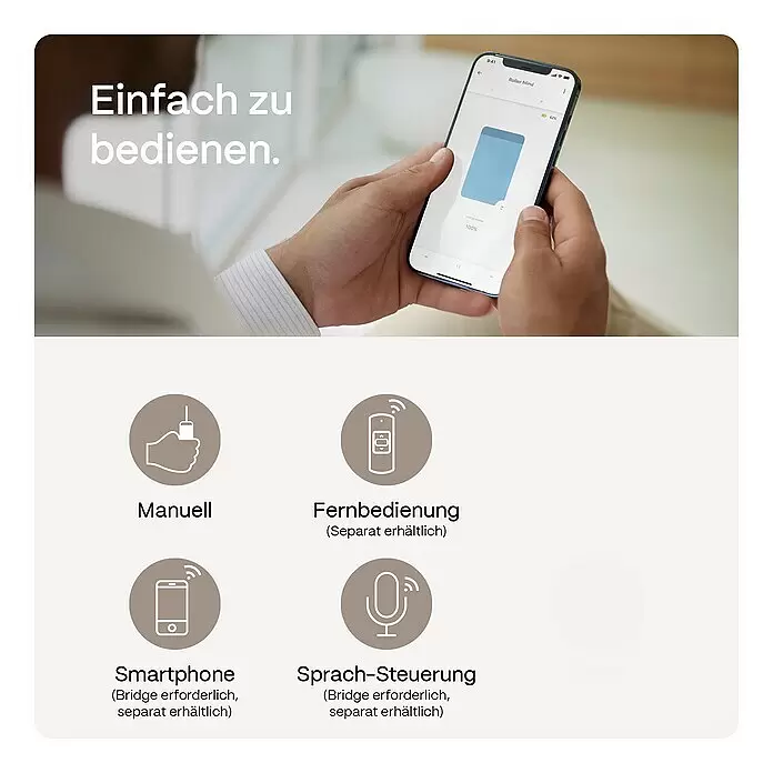 Rollo Elektrisch - B x H: 80 x 190 cm, Tageslichtdurchlässig, Grau, Uni - Eine Person steuert eine Jalousie per Smartphone-App; dargestellt sind einfache Bedienoptionen: manuell, Fernbedienung, Smartphone und Sprachsteuerung.