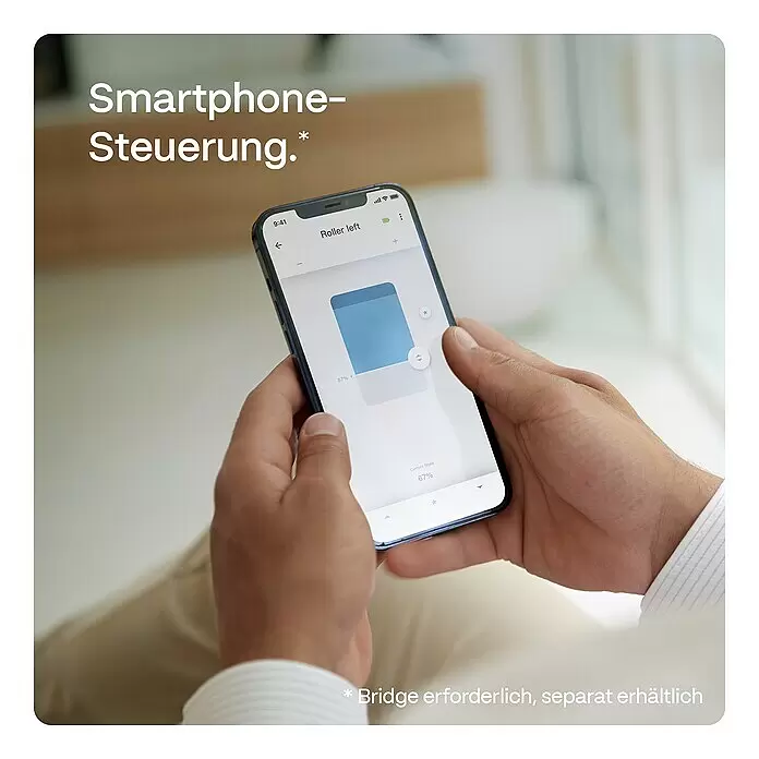Rollo Elektrisch - B x H: 80 x 190 cm, Tageslichtdurchlässig, Grau, Uni - Hände halten ein Smartphone, das eine App zur Steuerung einer intelligenten Jalousie bei 67% anzeigt.