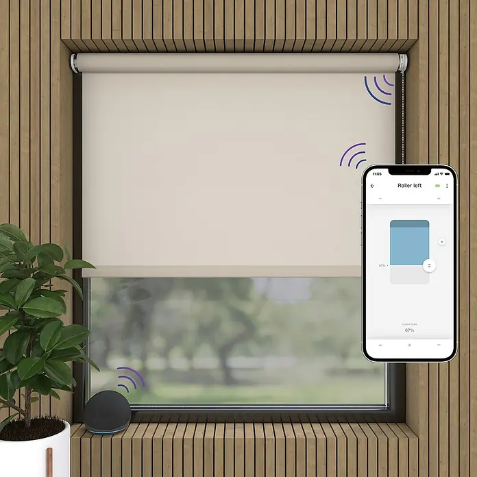 Rollo Elektrisch - B x H: 120 x 190 cm, Tageslichtdurchlässig, Creme, Uni - Nahaufnahme eines Smart Home-Rollos, das über eine Smartphone-App und einen smarten Lautsprecher gesteuert wird.