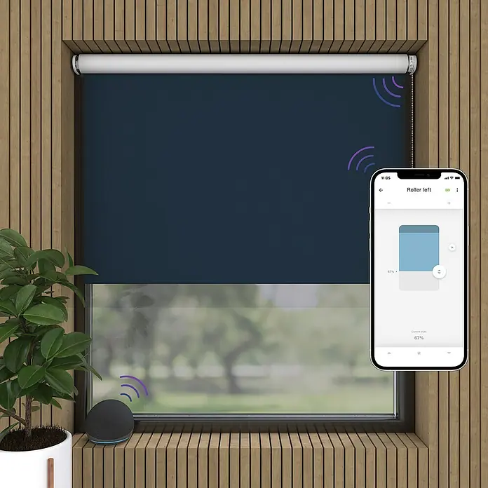 Verdunkelungsrollo Elektrisch - B x H: 90 x 190 cm, Dunkelblau, Uni - Intelligente Rollläden mit Sprachsteuerung. Das Bild zeigt ein modernes Haus mit einem smarten Rollo und einem digitalen Assistenten.