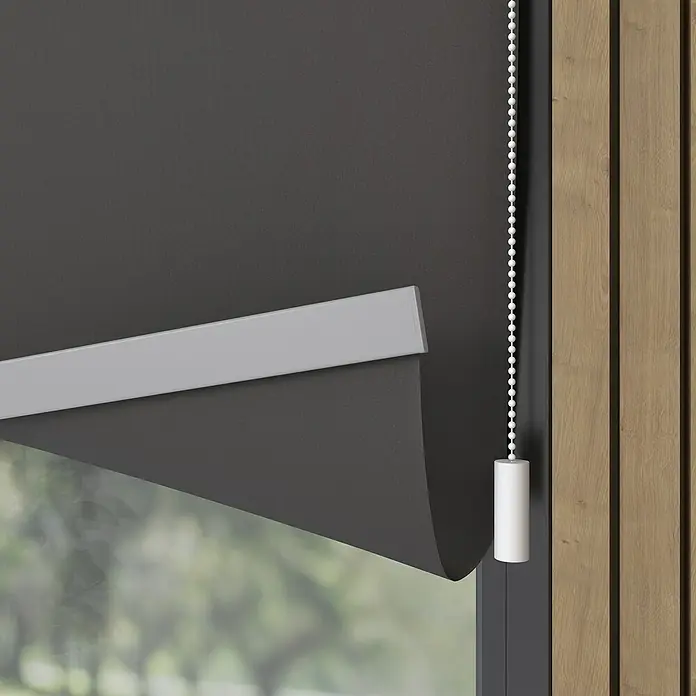 Verdunkelungsrollo Mila Elektrisch - B x H: 60 x 190 cm, Grau, Uni - Detailaufnahme einer grauen Rolllade mit silberner Leiste und weißer Zugschnur, teilweise heruntergelassen vor einem Fenster.