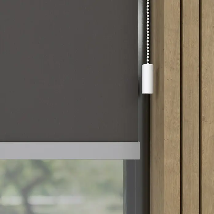 Verdunkelungsrollo Mila Elektrisch - B x H: 60 x 190 cm, Grau, Uni - Detailaufnahme eines grauen Rollos mit weißer Zugschnur vor einer Holzwand.