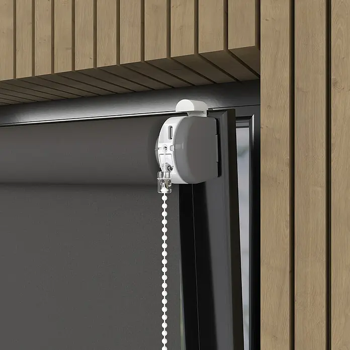 Verdunkelungsrollo Mila Elektrisch - B x H: 60 x 190 cm, Grau, Uni - Nahaufnahme einer Jalousie mit Kettenzugmechanismus vor einer Holzwand, die ein modernes Design und praktische Lichtsteuerung zeigt.