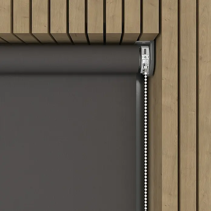 Verdunkelungsrollo Mila Elektrisch - B x H: 60 x 190 cm, Grau, Uni - Nahaufnahme eines Rollos mit Kettenzug vor einer Holzvertäfelung, das Design und Funktionalität vereint.
