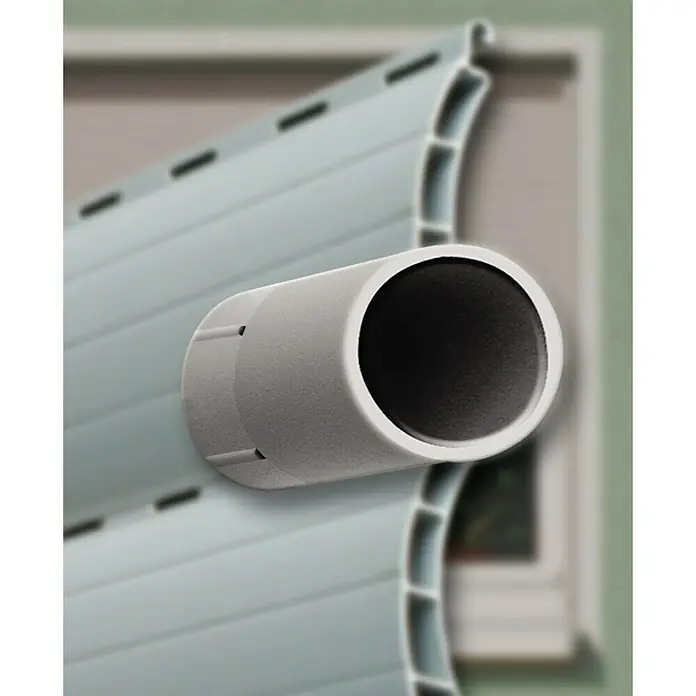 Schellenberg Tope de cierre para persiana - Gris, Largo: 40 mm - Primer plano de una persiana enrollable gris con una pieza de instalación redonda y hueca. Ideal para sombra y seguridad.