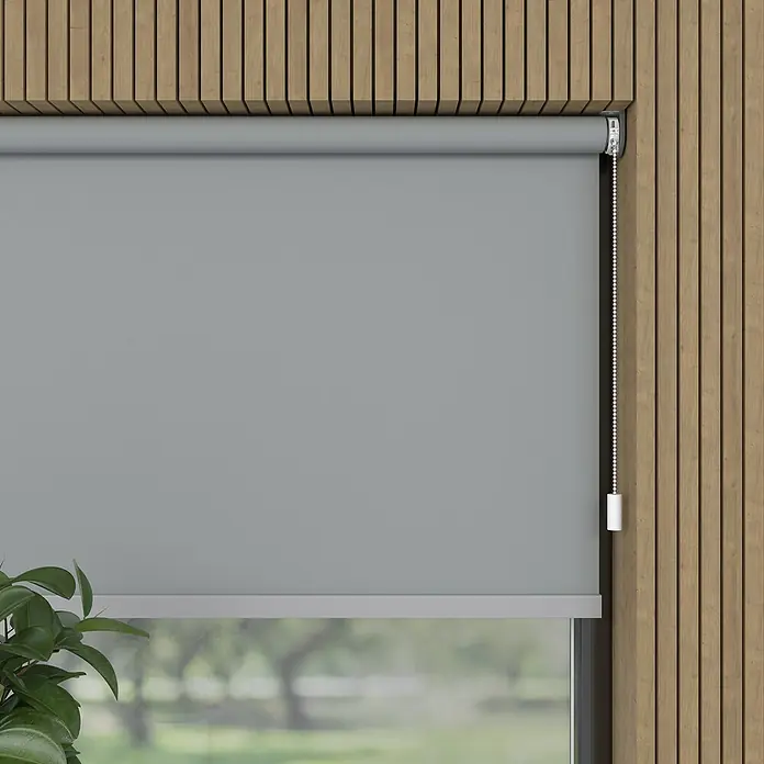 Verdunkelungsrollo Mila Elektrisch - B x H: 60 x 190 cm, Hellgrau, Uni - Graue Rollos vor einem Fenster mit Holzeinfassung, die eine moderne und stilvolle Fensterdekoration für jeden Raum bieten.