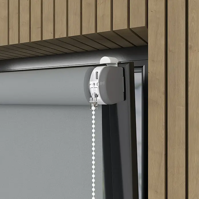 Verdunkelungsrollo Mila Elektrisch - B x H: 60 x 190 cm, Hellgrau, Uni - Nahaufnahme einer Rollladensteuerung mit Kettenzug und weißem Gehäuse vor einer Holzwand.