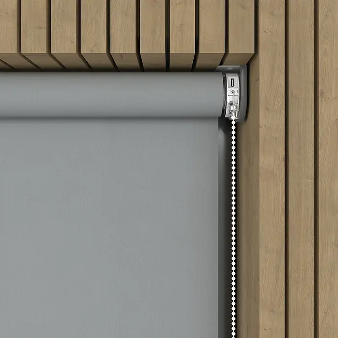 Verdunkelungsrollo Mila Elektrisch - B x H: 60 x 190 cm, Hellgrau, Uni - Eine Nahaufnahme einer grauen Rollade vor einer hölzernen Wand, die das schlichte Design und die Funktionalität des Produkts hervorhebt.