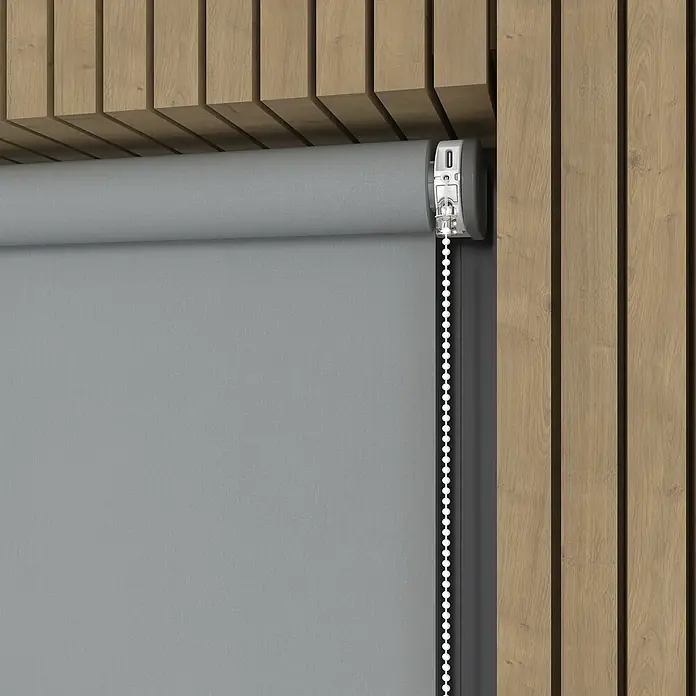 Verdunkelungsrollo Mila Elektrisch - B x H: 60 x 190 cm, Hellgrau, Uni - Ein graues Rollo mit einer Zugschnur, die an einer hölzernen Wand befestigt ist. Das Rollo ist teilweise aufgerollt und gibt den Blick auf das graue Material frei.