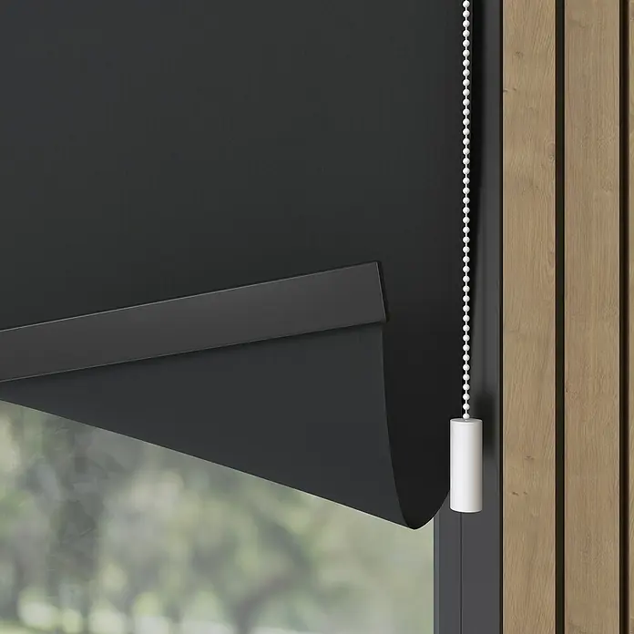 Verdunkelungsrollo Mila Elektrisch - B x H: 80 x 190 cm, Schwarz, Uni - Detailaufnahme eines schwarzen Rollos, teilweise heruntergelassen, mit weißer Zugschnur vor einem Fenster.