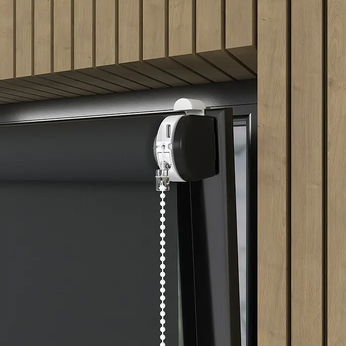 Verdunkelungsrollo Mila Elektrisch - B x H: 80 x 190 cm, Schwarz, Uni - Nahaufnahme einer schwarzen Jalousie mit weißer Kette an einem Fenster mit Holzrahmen.