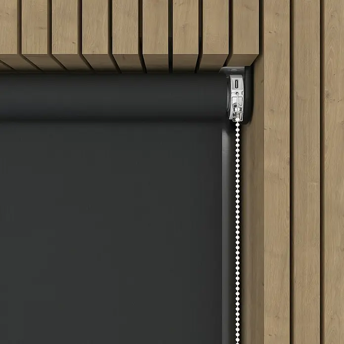 Verdunkelungsrollo Mila Elektrisch - B x H: 80 x 190 cm, Schwarz, Uni - Detailaufnahme eines Rollladens mit Kettenzug vor einer Holzvertäfelung, der Funktionalität und modernes Design vereint.