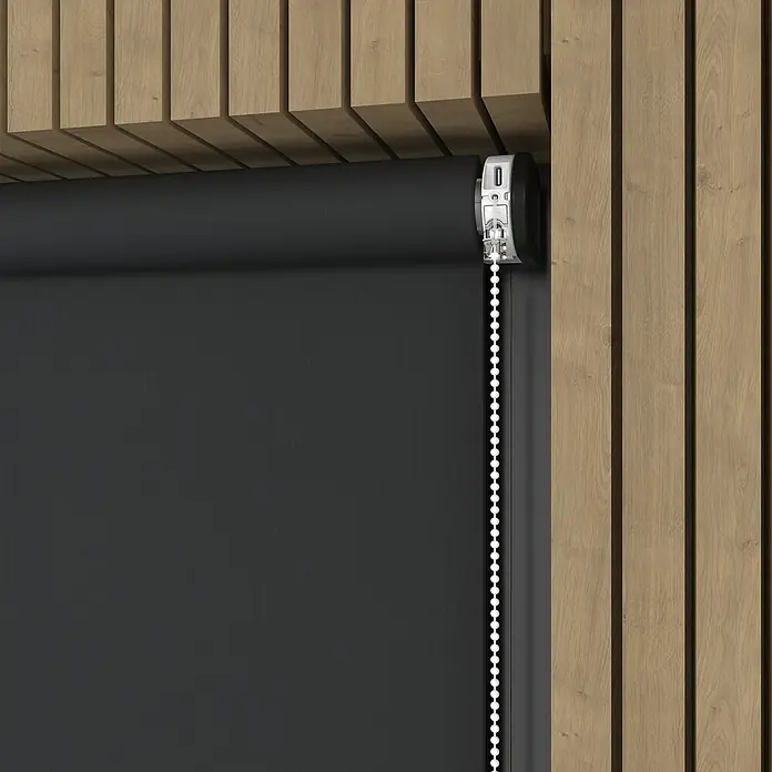 Verdunkelungsrollo Mila Elektrisch - B x H: 80 x 190 cm, Schwarz, Uni - Nahaufnahme einer grauen Rollo-Vorrichtung mit Holzverkleidung, die ein modernes und funktionales Design für die Fensterdekoration zeigt.