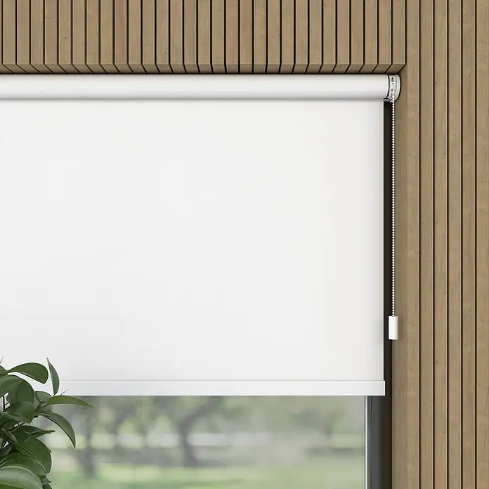 Verdunkelungsrollo Mila Elektrisch - B x H: 80 x 190 cm, Weiß, Uni - Nahaufnahme eines weißen Rollos vor einem Fenster mit Holzverkleidung, das Funktionalität und schlichtes Design vereint.