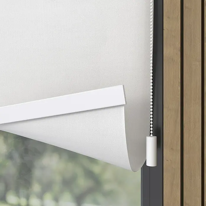 Verdunkelungsrollo Mila Elektrisch - B x H: 80 x 190 cm, Weiß, Uni - Nahaufnahme einer weißen Rolljalousie am Fenster, die sanftes Licht hereinlässt und Privatsphäre bietet. Praktischer und stilvoller Fensterbehang.