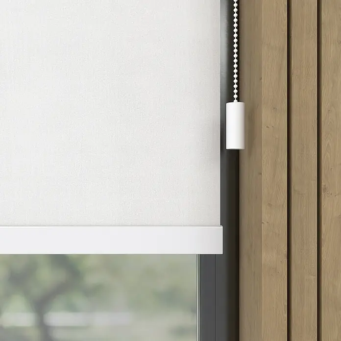 Verdunkelungsrollo Mila Elektrisch - B x H: 80 x 190 cm, Weiß, Uni - Nahaufnahme einer weißen Rollmarkise mit Kettenzug vor einem Fenster und einer hölzernen Wandverkleidung.