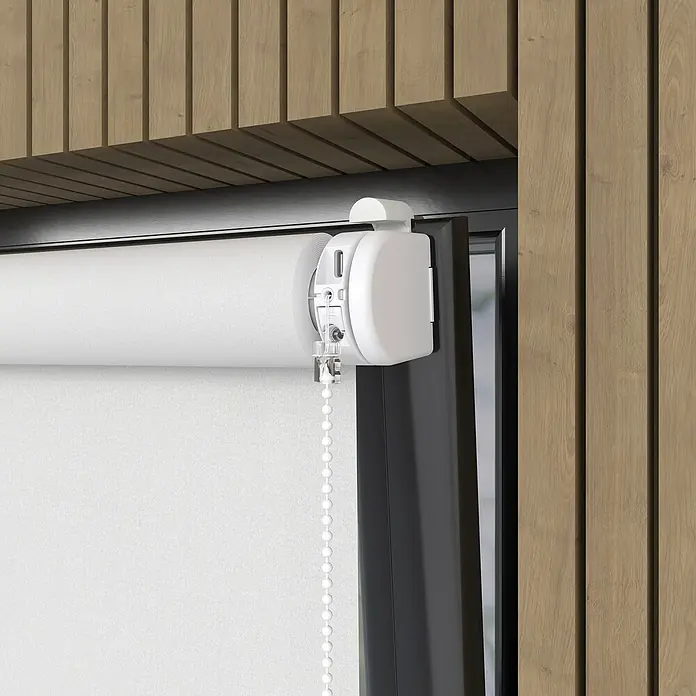 Verdunkelungsrollo Mila Elektrisch - B x H: 80 x 190 cm, Weiß, Uni - Nahaufnahme einer weißen Rolllade mit Kettenzug vor einem Fenster mit dunklem Rahmen und Holzverkleidung.