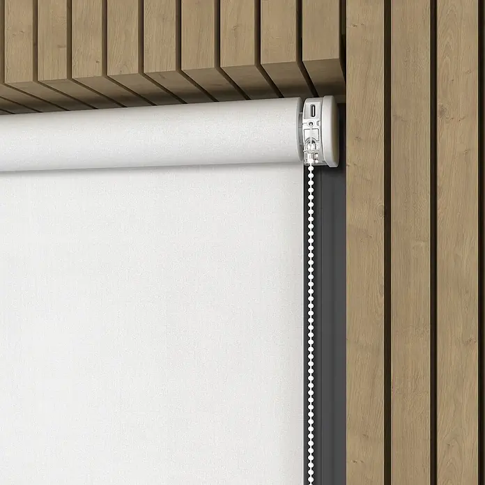Verdunkelungsrollo Mila Elektrisch - B x H: 80 x 190 cm, Weiß, Uni - Nahaufnahme einer weißen Rollo-Gardine vor einer Holzwand, die das schlichte Design und die Funktionalität des Produkts hervorhebt.