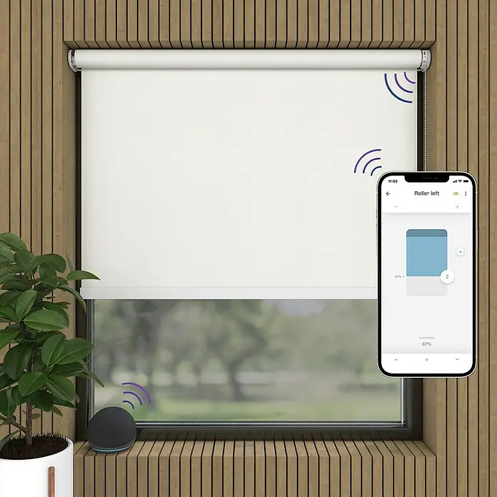 Verdunkelungsrollo Mila Elektrisch - B x H: 80 x 190 cm, Weiß, Uni - Ein smartes Rollo wird per Smartphone-App gesteuert, während ein Smart Speaker daneben steht, das moderne Wohnen verkörpernd.