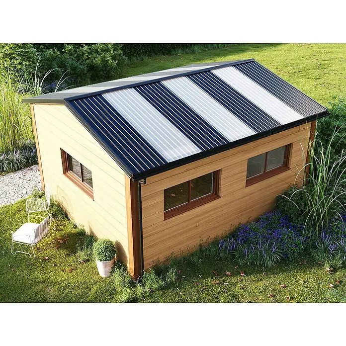 Metdach Dachfirst Gerade PP12 - Anthrazit, Länge: 200 cm, Stahl - Ein Gartenhaus mit einem auffälligen Dach aus transparenten und dunklen Streifen, umgeben von üppigem Grün.