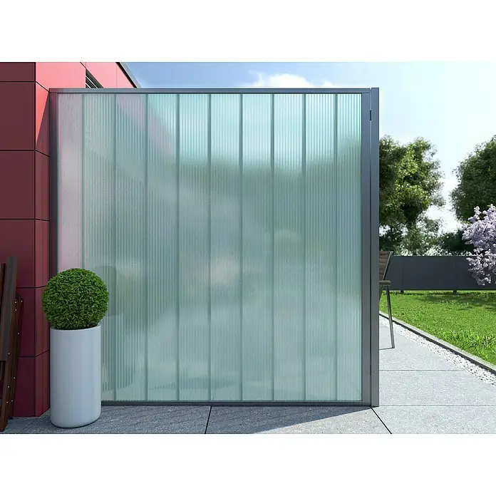 Hohlkammerpaneel - 250 cm x 20 cm x 16 mm, Polycarbonat, Glasgrün - Bild einer modernen Sichtschutzwand aus Glasbausteinen mit grauem Rahmen, die Privatsphäre und modernes Design vereint.