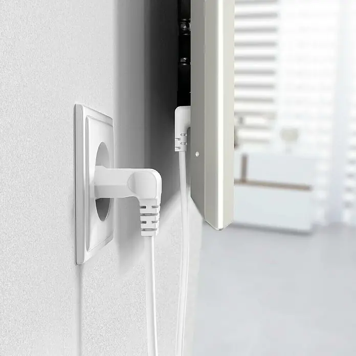 Hama Netzkabel 90° gewinkelt Doppelnut C7 - Weiß, Länge: 5 m, Eurostecker, 2,5 A - Eine Nahaufnahme einer weißen Steckdose mit einem angeschlossenen Winkelstecker. Das Kabel führt zu einem Gerät an der Wand.