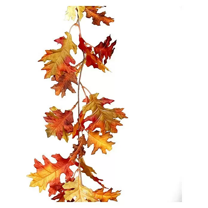 Kunstpflanze Eichelgirlande - 120 cm, Braun, Kunststoff - Künstliche Herbst-Eichenblätter in Rot, Orange und Gelb, vertikal angeordnet.