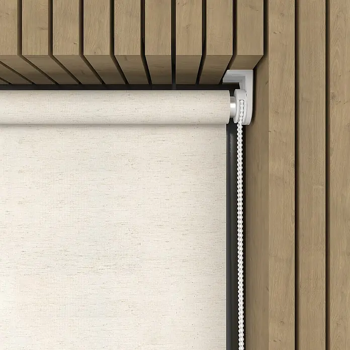 Expo Ambiente Rollo Mini - B x H: 45 x 150 cm, Leinen, Uni, Tageslichtdurchlässig - Nahaufnahme einer weißen Rollmarkise mit Kettenzug und Holzverkleidung im Hintergrund.