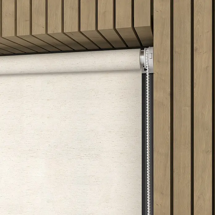 Expo Ambiente Rollo Mini - B x H: 45 x 150 cm, Leinen, Uni, Tageslichtdurchlässig - Detailaufnahme einer beigen Stoffrollos vor einer modernen Holzpaneelwand, die eine elegante Fensterdekoration zeigt.