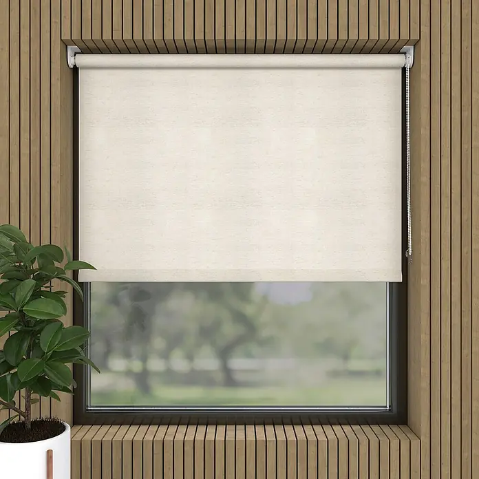 Expo Ambiente Rollo Mini - B x H: 45 x 150 cm, Leinen, Uni, Tageslichtdurchlässig - Ein beigefarbenes Rollo ist vor einem Fenster angebracht, das einen Blick auf üppiges Grün bietet. Das Rollo sorgt für Privatsphäre.