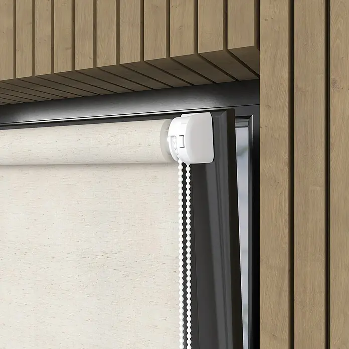 Expo Ambiente Rollo Mini - B x H: 45 x 150 cm, Leinen, Uni, Tageslichtdurchlässig - Nahaufnahme eines Rollladens mit weißer Kette in einem modernen Raum, der Funktionalität und Design vereint.