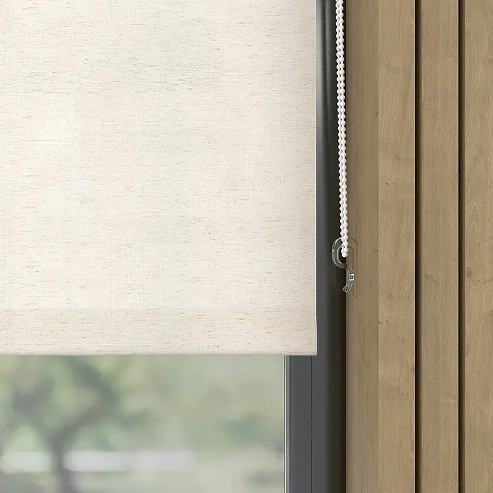 Expo Ambiente Rollo Mini - B x H: 45 x 150 cm, Leinen, Uni, Tageslichtdurchlässig - Ein beiger Rolladen bedeckt ein Fenster mit Blick auf Bäume und hat eine weiße Zugschnur, die an der Seite hängt.