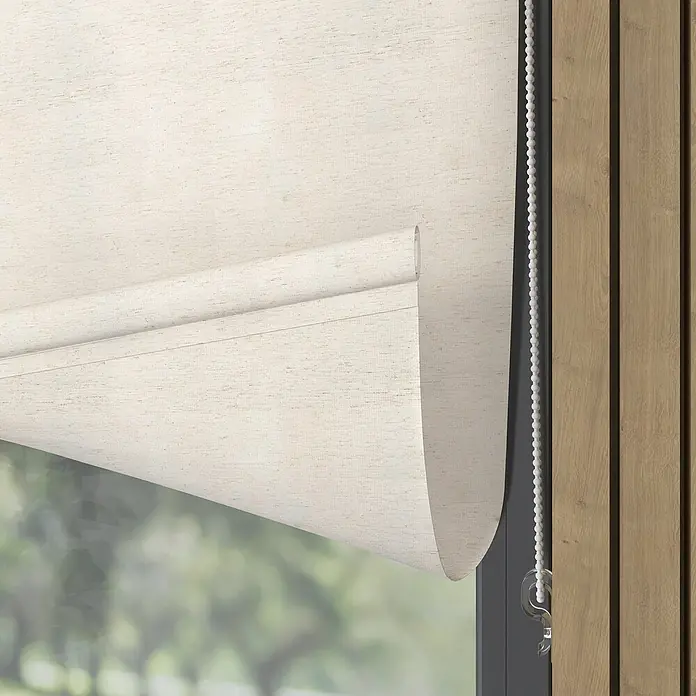 Expo Ambiente Rollo Mini - B x H: 45 x 150 cm, Leinen, Uni, Tageslichtdurchlässig - Nahaufnahme einer beigen Rollmarkise mit Kettenzug. Die Rollmarkise ist teilweise heruntergelassen und gibt den Blick nach draußen frei.