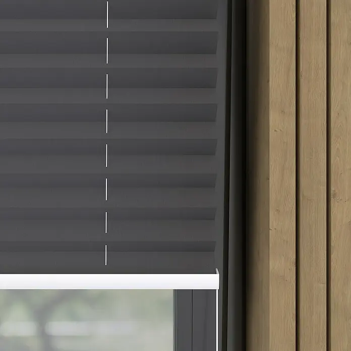 Plissee Basic VS Thermo - B x H: 75 x 130 cm, Anthrazit, Verdunkelnd - Nahaufnahme eines grauen, plissierten Verdunkelungsrollos, das für Privatsphäre und eine gedämpfte Atmosphäre in Innenräumen sorgt.