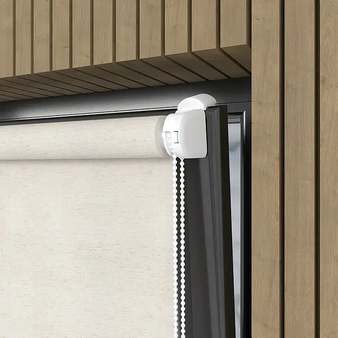Expo Ambiente Rollo Mini - B x H: 45 x 150 cm, Leinen, Uni, Tageslichtdurchlässig - Nahaufnahme einer Rollo mit weißem Kettenzug und seitlicher Halterung vor einer Holzwand.