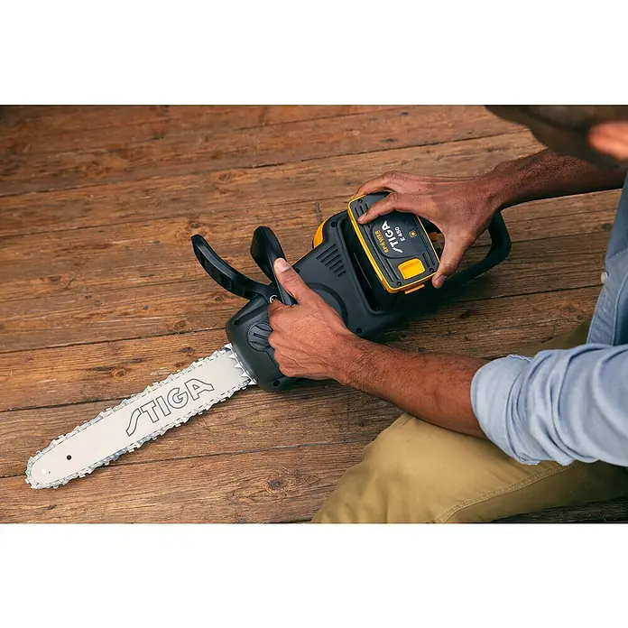 Stiga Akku-Kettensäge CS 700E (14") - 48 V, Ohne Akku, Schwertlänge: 35 cm - Nahaufnahme einer STIGA Akku-Kettensäge mit eingesetztem Akku, ideal für Baumschnitt und Gartenarbeit.