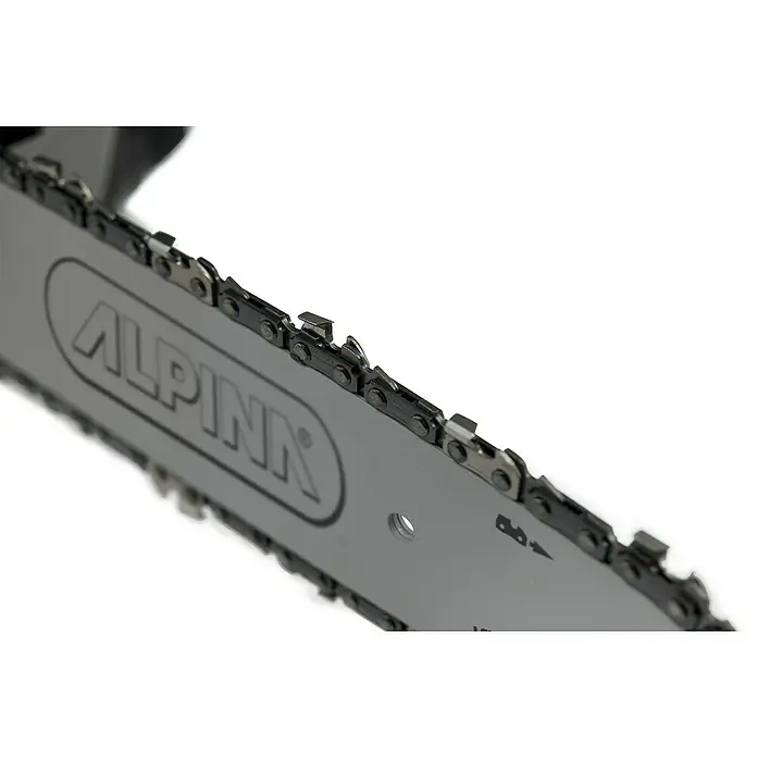 Alpina Benzin-Kettensäge APR 25 (10")900 W, 25,4 cm³, Schwertlänge: 25 cm - Nahaufnahme einer Alpina-Kettensäge, die Details der Kette und der Schwertmarkierung zeigt.\n